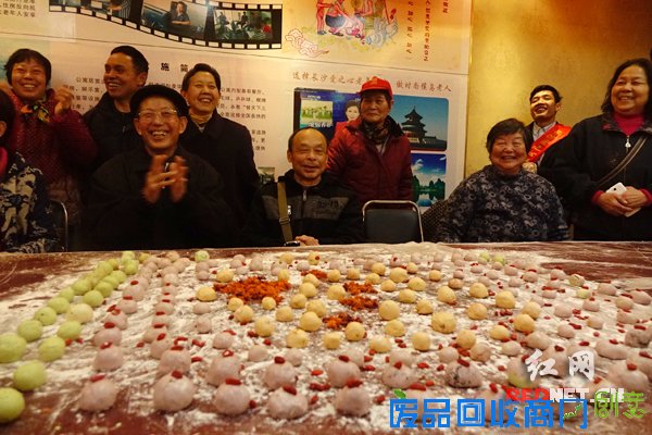 老人们自制汤圆十分开心。