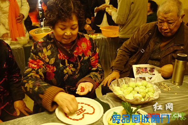 奶奶用枸杞拼成爱心。