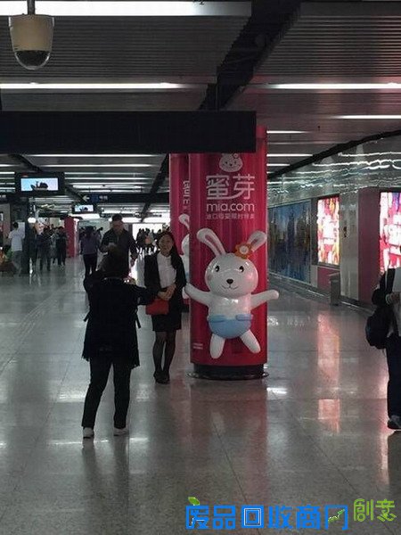 蜜芽地铁广告成经典 市民争相去看“集装箱”