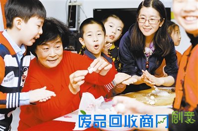 图文：天津市和平区土山花园社区老人教孩子包趣味元宵