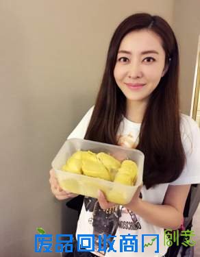 妹子吃榴莲流鼻血 网友：我敬你是条汉子