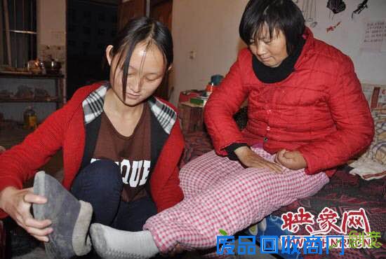 商丘大二女生背母上学 剪纸达人受感动创作《孝子图》