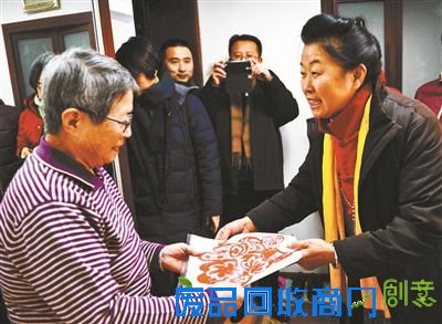 本报讯北京市文联、北京民协、北京书协昨日组织剪纸“非遗”传人来到丰台区右安门街道，为居民剪窗花、写春联、送祝福。