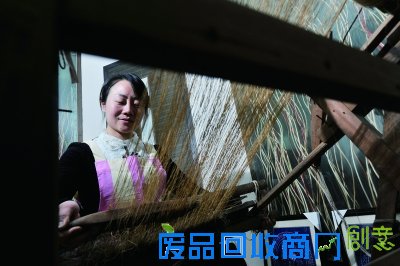 夫妻俩放弃工作传承“老粗布”
