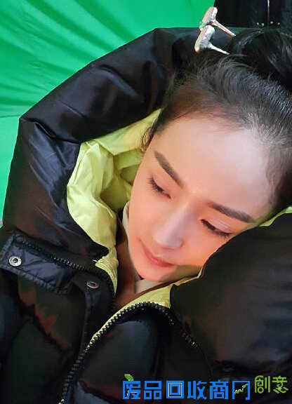 调戏粉丝！杨幂被曝片场休息照 网友：撩死我了