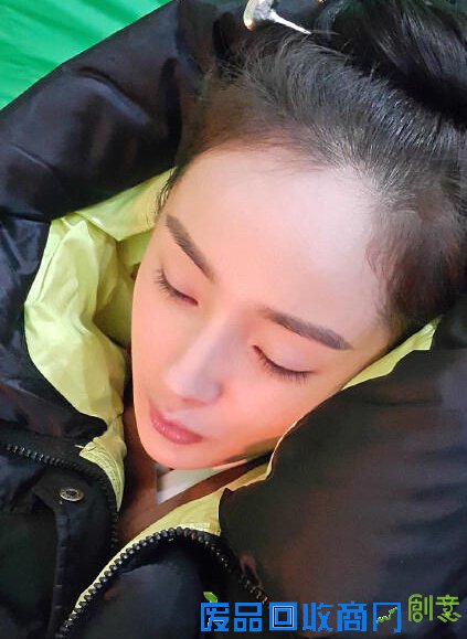 调戏粉丝！杨幂被曝片场休息照 网友：撩死我了