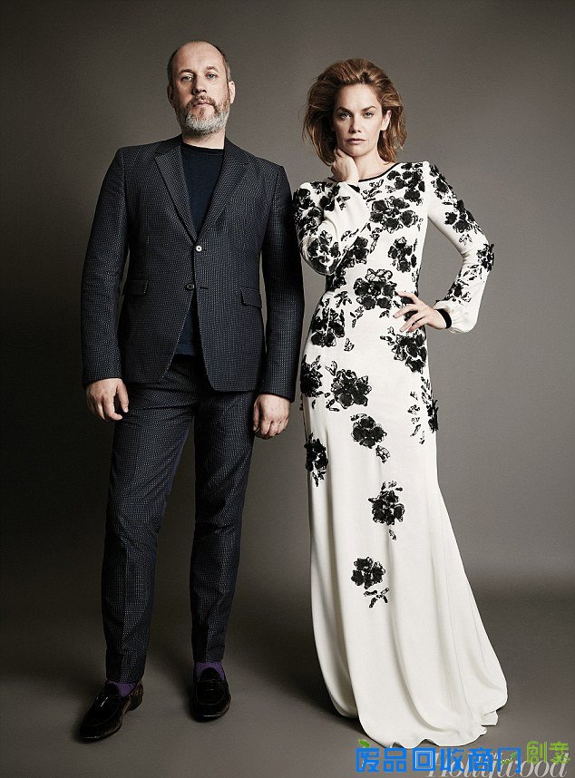 拜倒石榴裙下！“绯闻女孩”布莱克红裙惊艳纽约时装周