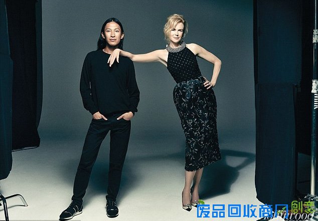 拜倒石榴裙下！“绯闻女孩”布莱克红裙惊艳纽约时装周