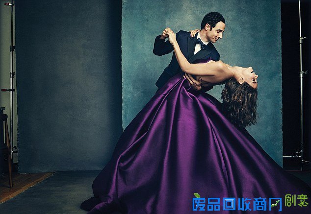 拜倒石榴裙下！“绯闻女孩”布莱克红裙惊艳纽约时装周