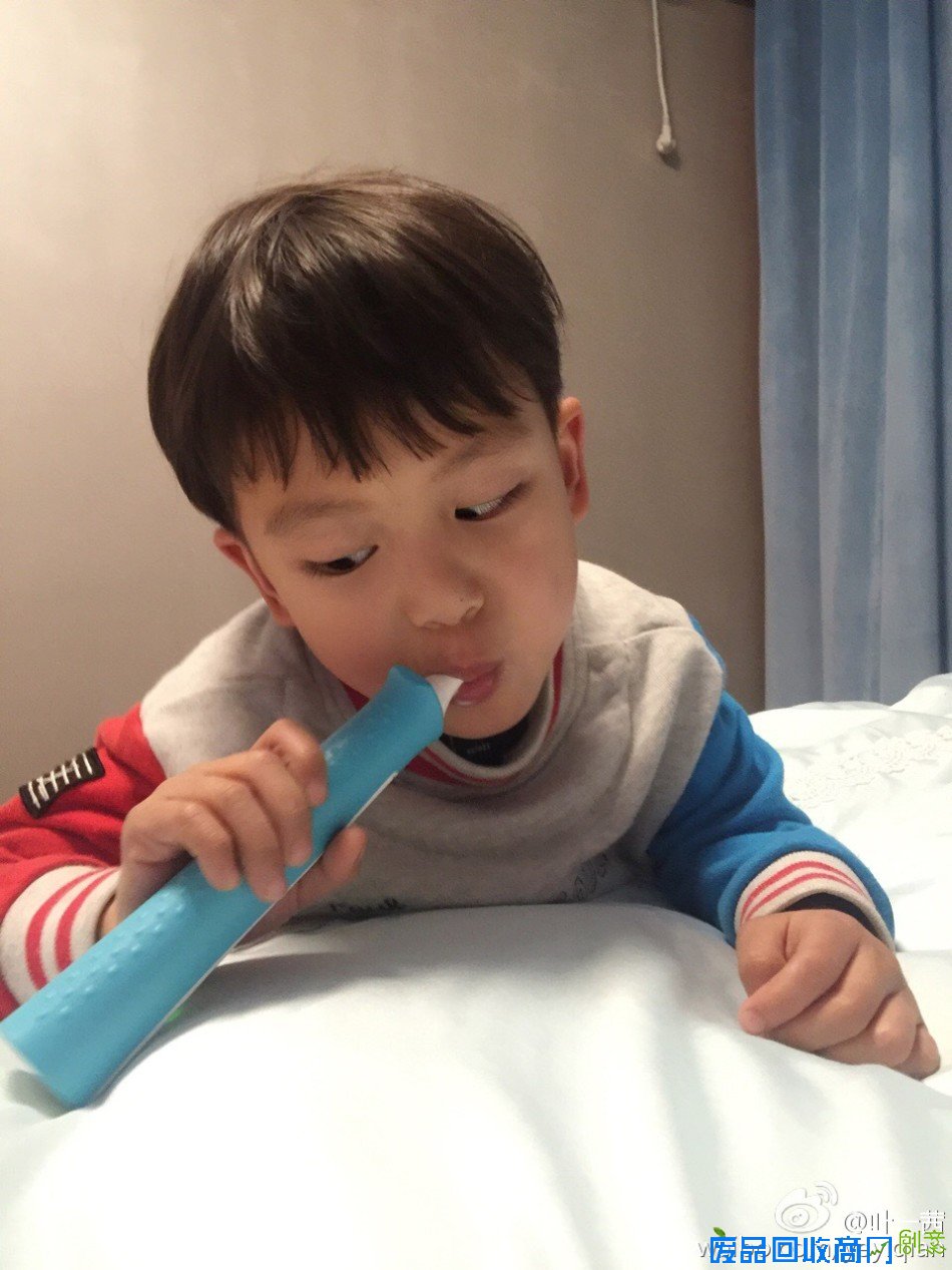 组图：叶一茜晒二胎儿子刷牙呆萌 大眼睛超可爱
