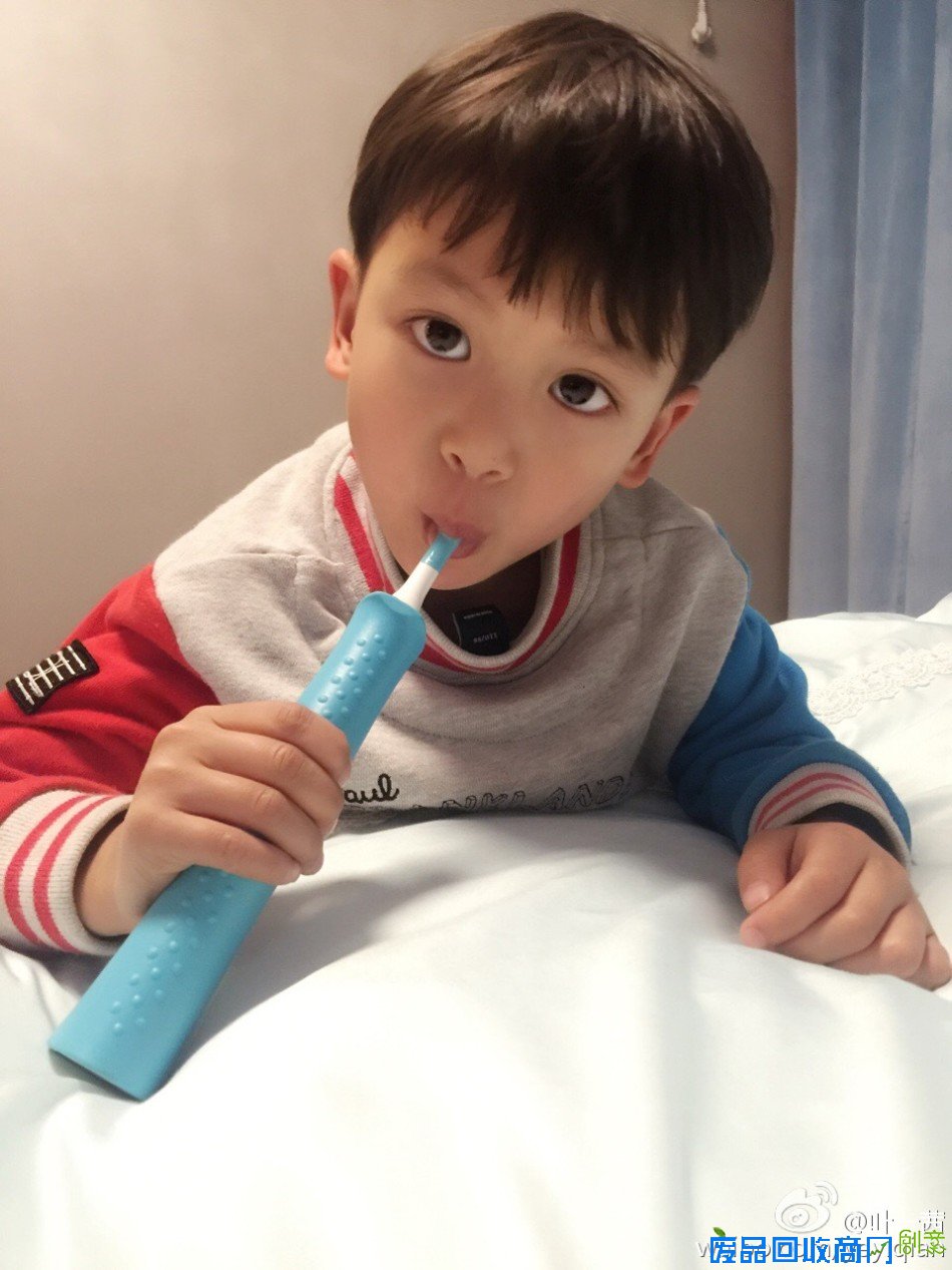 组图：叶一茜晒二胎儿子刷牙呆萌 大眼睛超可爱