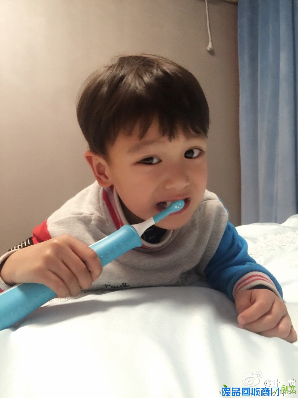 组图：叶一茜晒二胎儿子刷牙呆萌 大眼睛超可爱