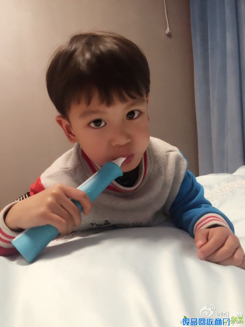 组图：叶一茜晒二胎儿子刷牙呆萌 大眼睛超可爱