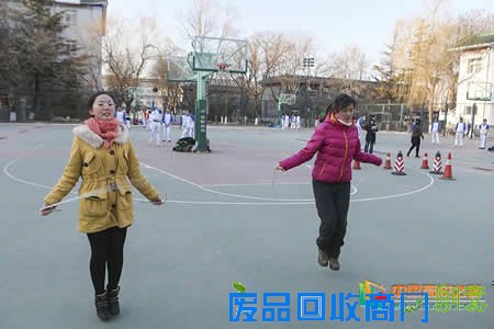 北京市第二十中学举行庆“三八”国际劳动妇女节趣味运动会
