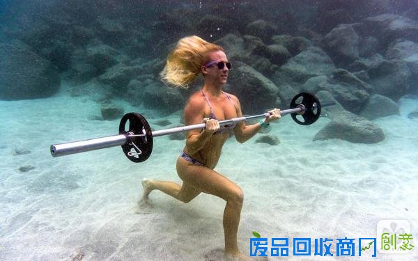 美女拍水下健身照 水下跑步成健身新风尚