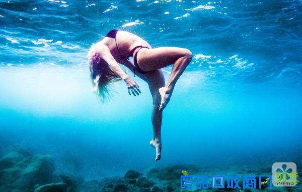 美女拍水下健身照 水下跑步成健身新风尚