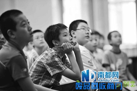 “家长进课堂”用生动方式普及科学常识，提高学生专注度