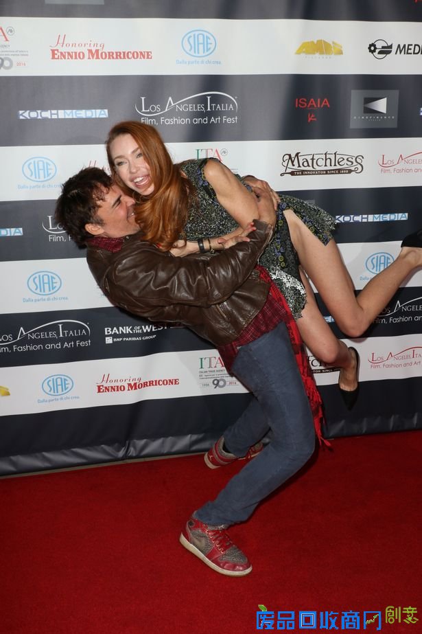 女星伊冯与摄影师红毯玩亲亲 不慎摔倒遇尴尬（图）