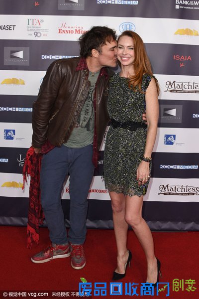 女星伊冯与摄影师红毯玩亲亲 不慎摔倒遇尴尬（图）