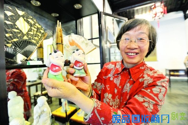 　　朱文茜大师向记者展示自己的泥塑精品。　　□记者徐志强　摄