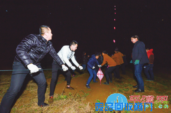 串上30盏橄榄灯 平潭村民共同演绎“星星点灯”