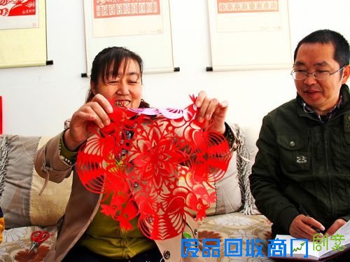 安塞剪纸艺术家余泽玲现场表演剪纸工艺。