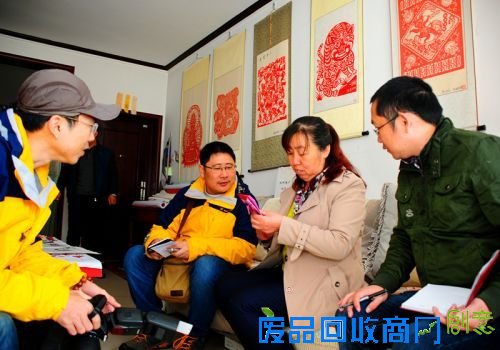 安塞剪纸艺人余泽玲即兴演示剪纸绝活。