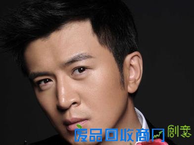 本可凭演技成大明星的他，却搞得一身绯闻，快秃顶