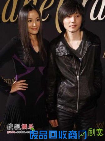 巩俐与张艺谋的恋情曾经轰动了娱乐圈,两人因《红高粱》走到一起,并由此引发了一段爱恨交加的弄清烈爱。虽然张艺谋已有妻室,但他却已经移情别恋。