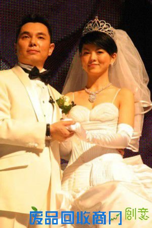 李湘自曝无法承受压力已经离婚,表示能嫁给李厚霖很幸福。