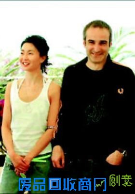 张曼玉和法国导演阿萨亚斯的离合，自始至终充满了戏剧性。两人因电影《迷离劫》而结缘，也因为另一部电影《花样年华》而分开。