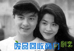 张卫健对宣萱是“曰久生情”那时，张卫健和万梓良、宣萱合拍《龙兄鼠弟》。宣萱在剧中是万梓良的女友，剧外因为工作中朝夕相处，却成了张卫健的爱侣。可惜这段情不久也就无疾而终了。