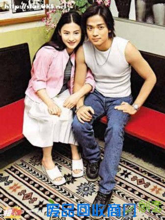 尽管关于张柏芝的绯闻对象很多(包括后来的谢霆锋、陈小春等)但是她承认并公开恋情的，却只有陈晓东一个，后面的情很伤，可是我们看见的她和晓东在一起，是很开心的。