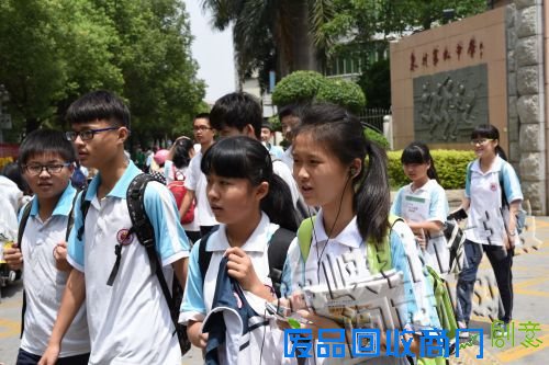 泉州九中，昨天上午考后散场的同学们