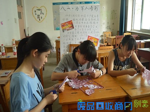 外国语学院举办“用艺术颂军人”剪纸活动