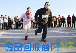 12月3日，芮城县陌南镇在运宝高速出省收费站广场举办了农民趣味运动会。当日共有八个代表队参加了众志成城、同舟共济、负重赶超、欢天喜地等七个项目的比赛。本次活动坚持以现代文化为引领，以“汉唐古镇、文化陌南”为主题，以“全民参与”的形式，开展健康文明的体育活动，极大丰富了全镇广大干群的精神文化生活。图为村民们正在进行同舟共济比赛。