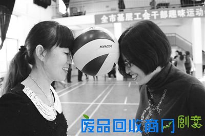 12月12日，参赛选手进行“二龙戏珠”比赛。当日，山东省栖霞市举办基层工会趣味运动会，来自全市基层工会的近百名工作人员参加了“二龙戏珠”“齐心协力”“游龙过江”等趣味运动项目，在紧张工作之余通过这种方式增进友谊，缓解压力。