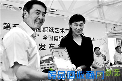 叶乔波（右）接受聘书