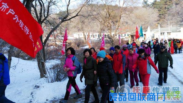 抚顺100余户外运动爱好者踏雪登山穿越雪乡