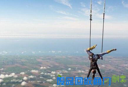 美不胜收！美女倒吊打破纪录 脱臼仍坚持被赞“让男人汗颜的女汉子”(图)