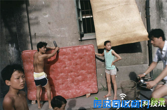 老上海街头揭秘：美女都是这样穿着