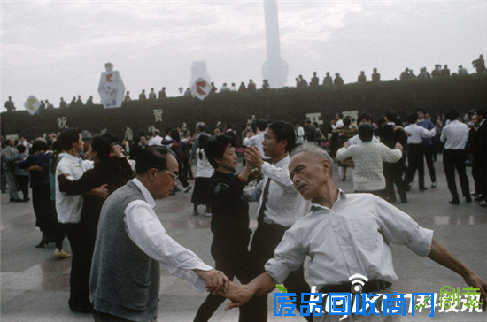 老上海街头揭秘：美女都是这样穿着