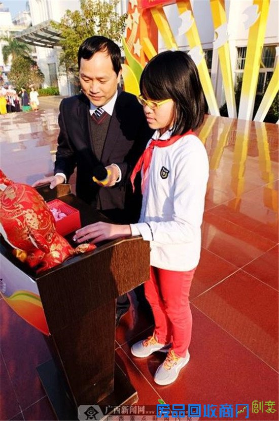 广西南宁春光灿烂新学年“文明红包”红遍校园