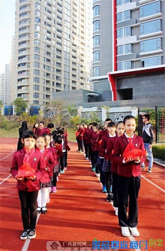 广西南宁春光灿烂新学年“文明红包”红遍校园