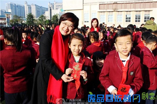 广西南宁春光灿烂新学年“文明红包”红遍校园