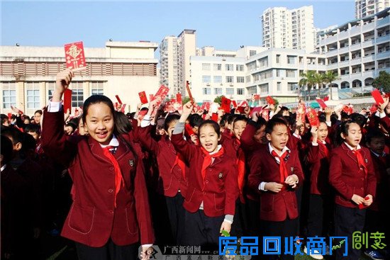 广西南宁春光灿烂新学年“文明红包”红遍校园