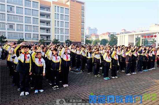 广西南宁春光灿烂新学年“文明红包”红遍校园