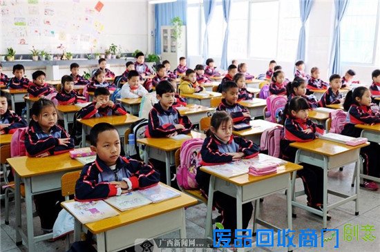 广西南宁春光灿烂新学年“文明红包”红遍校园