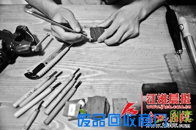 三生说，每件作品都要经过手工切割打磨，有的要耗费几个星期甚至几个月的时间。