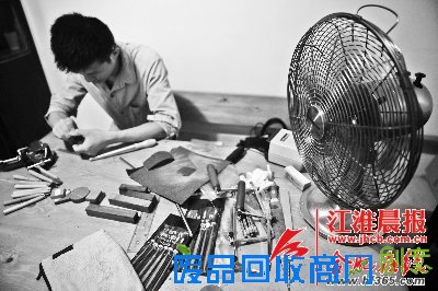 三生制作木艺时的这份认真劲儿让人感动。